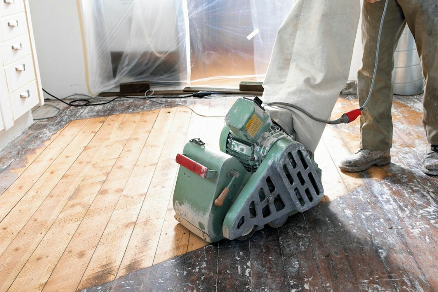 Lattian hiominen sujuu nopeasti lattiahiomakoneella. Ole varovainen, jotta kone ei hio liian syvältä. Lattian hiominen sujuu nopeasti lattiahiomakoneella. Ole varovainen, jotta kone ei hio liian syvältä.